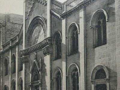 Superando il portone entriamo proprio nell�attuale vestibolo corrispondente all�originaria chiesa